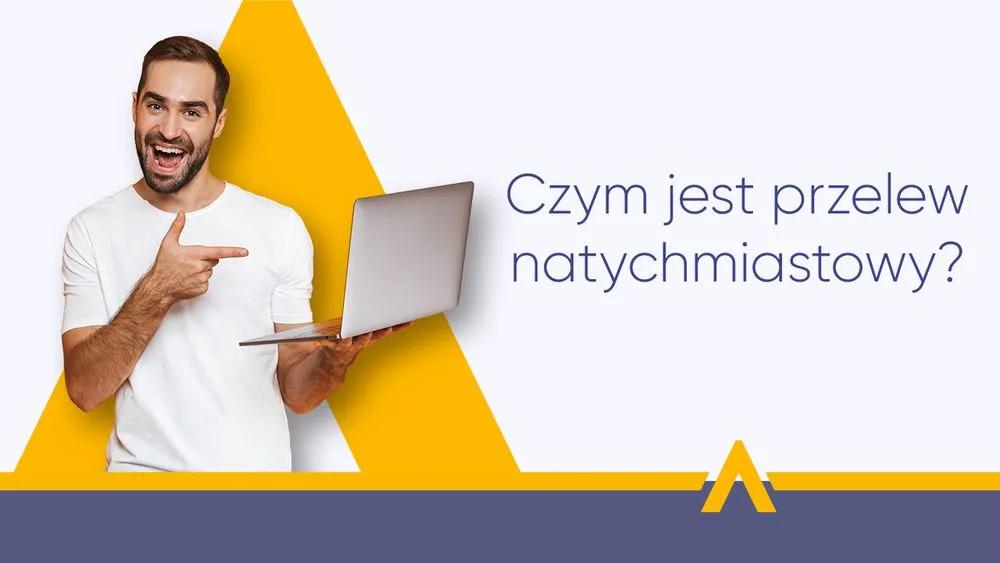 Mężczyzna trzymający laptop i wskazujący na tekst "Czym jest przelew natychmiastowy?"